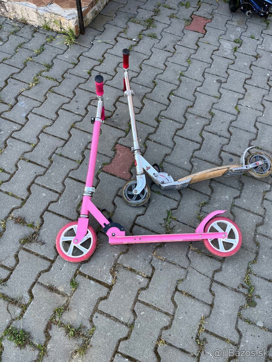 Predám tieto dva kolobežky cena je 10 za obe