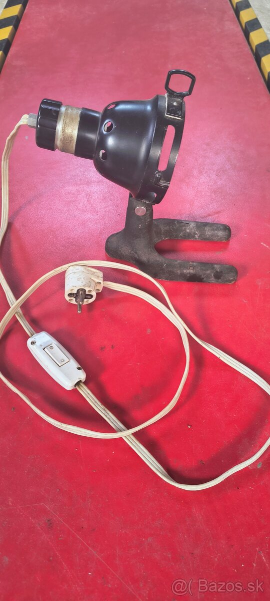 Stolová lampa na liatinovom stojane.