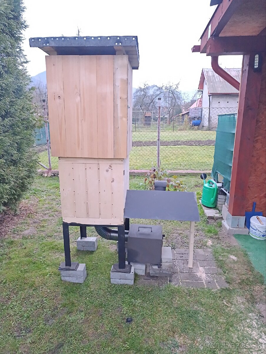 Domáca drevená udiareň