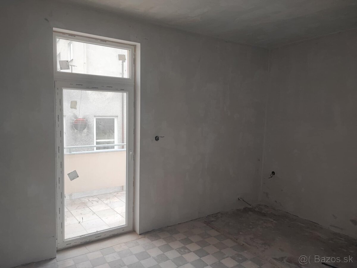 Tehlový dvojizbový byt s terasou v centre Lc