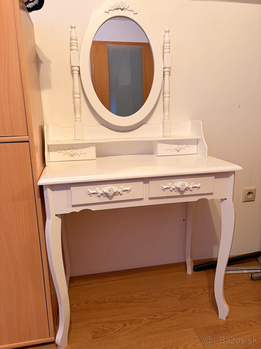 Toaletny stolik so stolickou