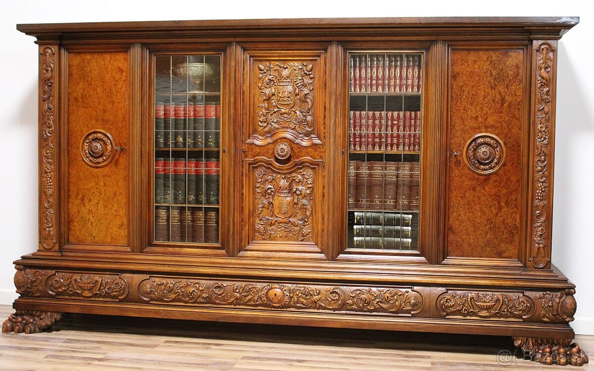 Starožitná neorenesanční knihovna na lvích tlapách