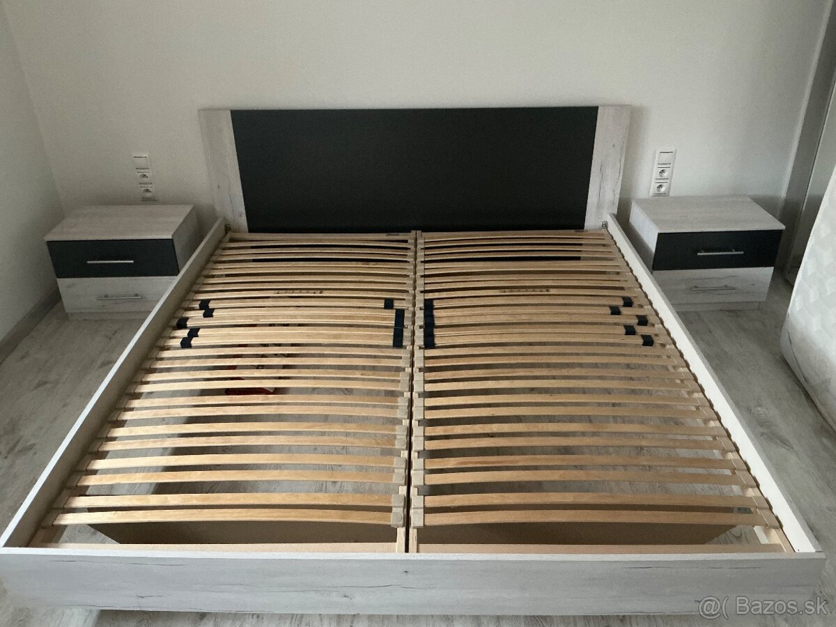 Posteľ s roštami 180x200