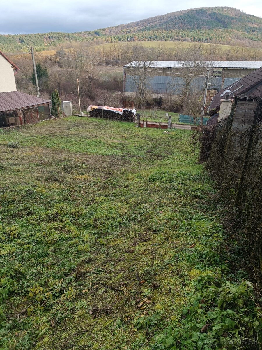 Stavebný pozemok v obci Modrová 445m2