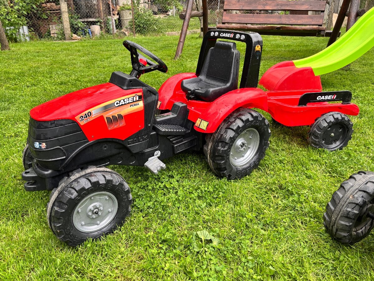 Detský šlapací traktor s vlečkou