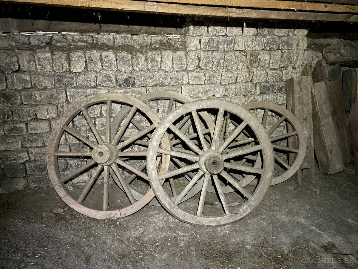 Drevené kolesá+ čiastočná konštrukcia voza