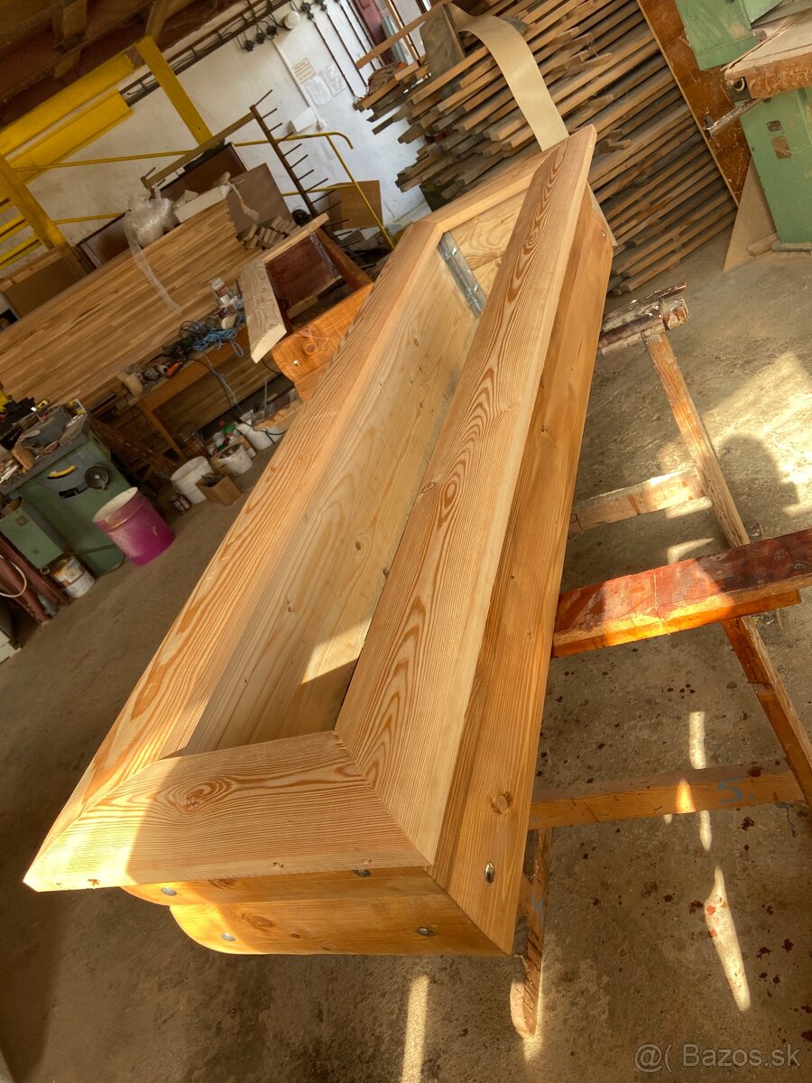 Drevený kvetináč – červený smrek, oceľové rohy – 180x40x40