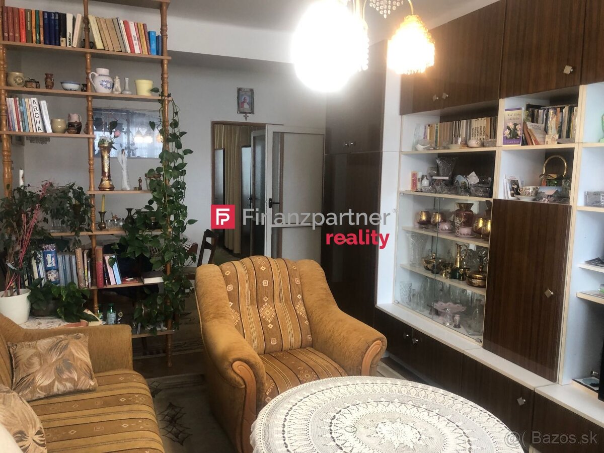 Exkluzívne na predaj dvojizbový byt s garážou v meste Sečovc