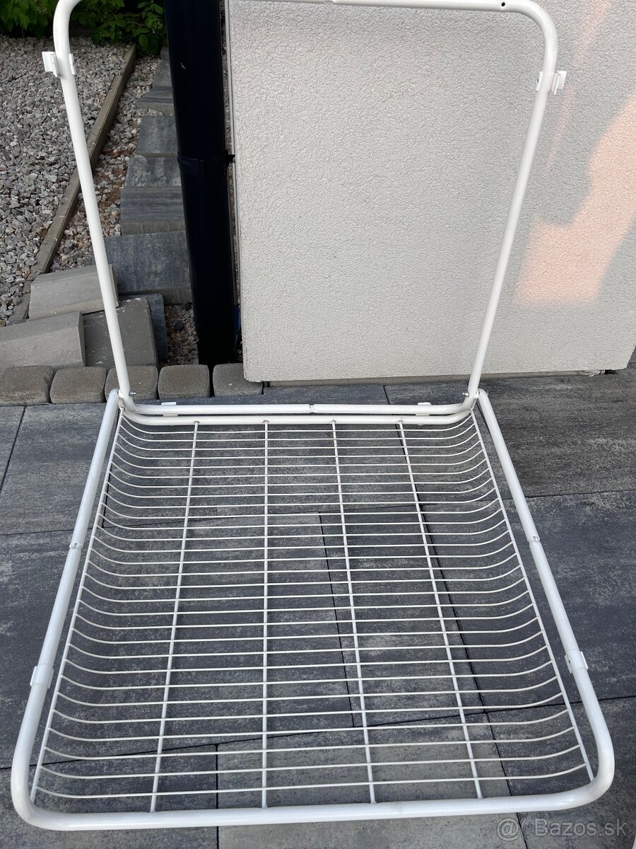 Prebaľovaci pult