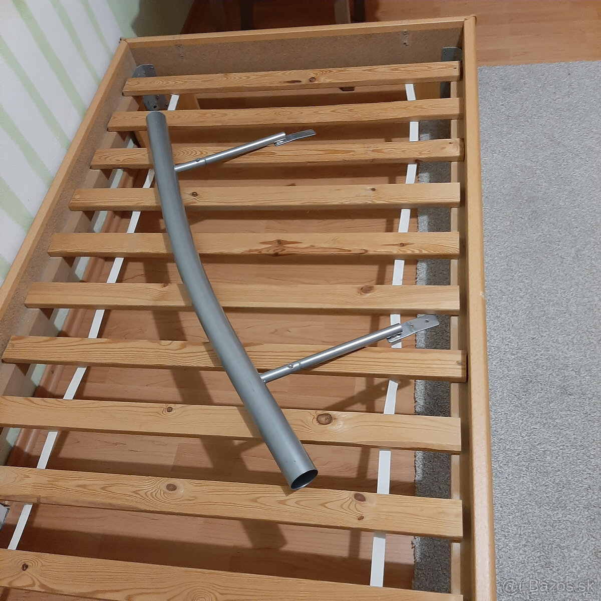 postel s opierkou