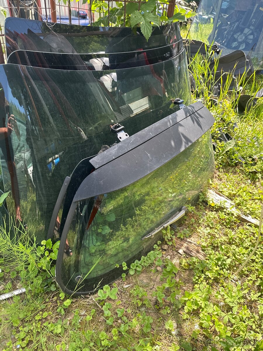 Predám zadné sklo Honda Civic 5G 1992-1996 3D HB