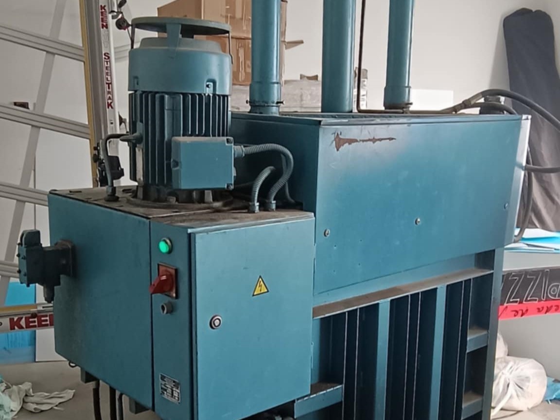 1992 Hydraulický lis na papír HLP 7