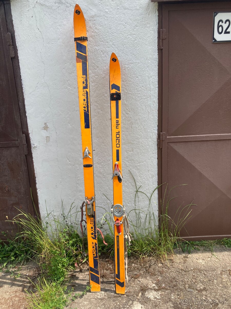 2x krasne retro lyze