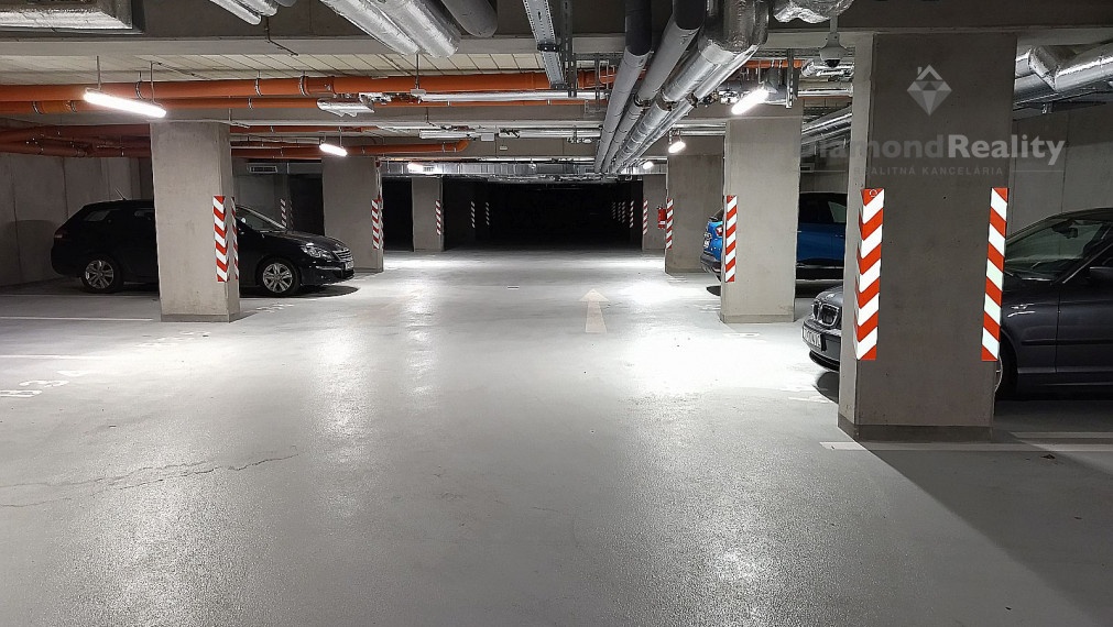 Garazove statie Botanika, Trnava