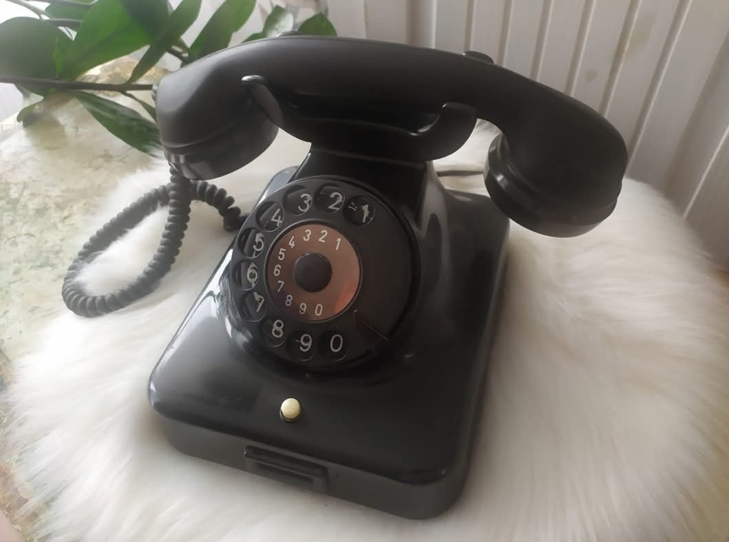 Starý bakelitový telefon