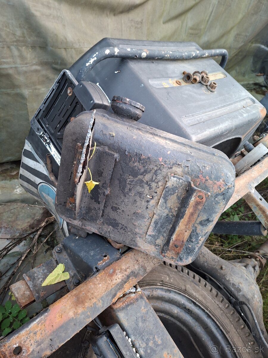 Nadrz na hydraulicky olej