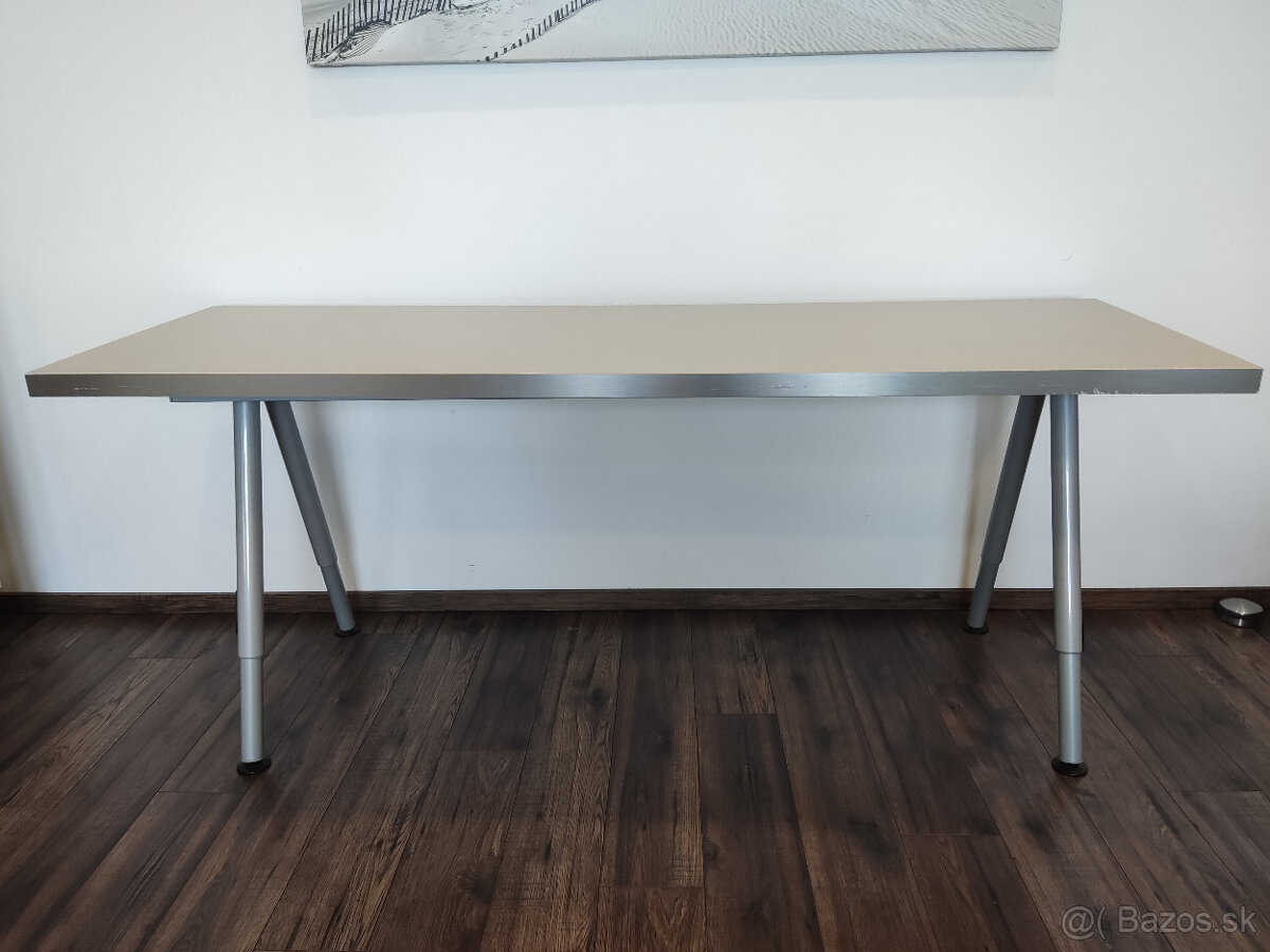Pracovný stôl