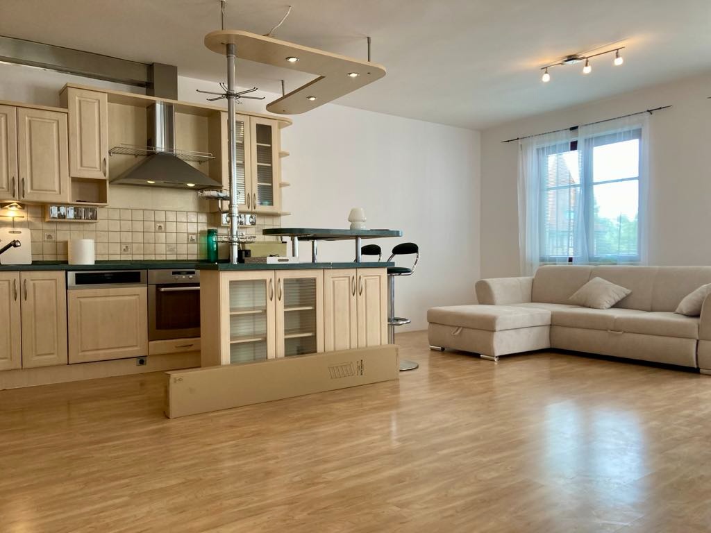 Na prenájom nadštandardný 4-izbový byt v centre, Komárno