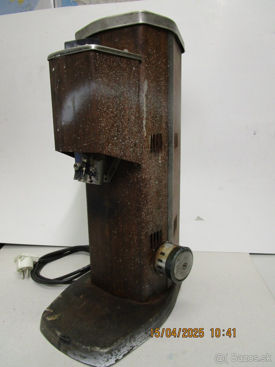 PREDAM RETRO OBCHODNY KAVOVY MLYNCEK r.v.1977