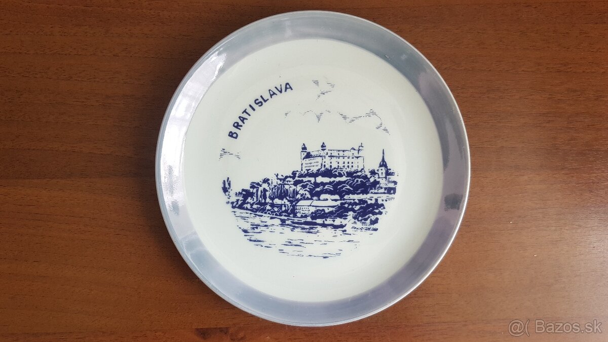 Tanier s reliéfom Bratislavského hradu