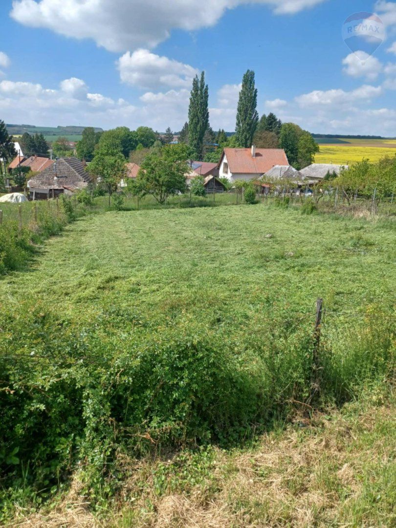 Predaj stavebný pozemok - Čaka, okres Levice (683 m2) )