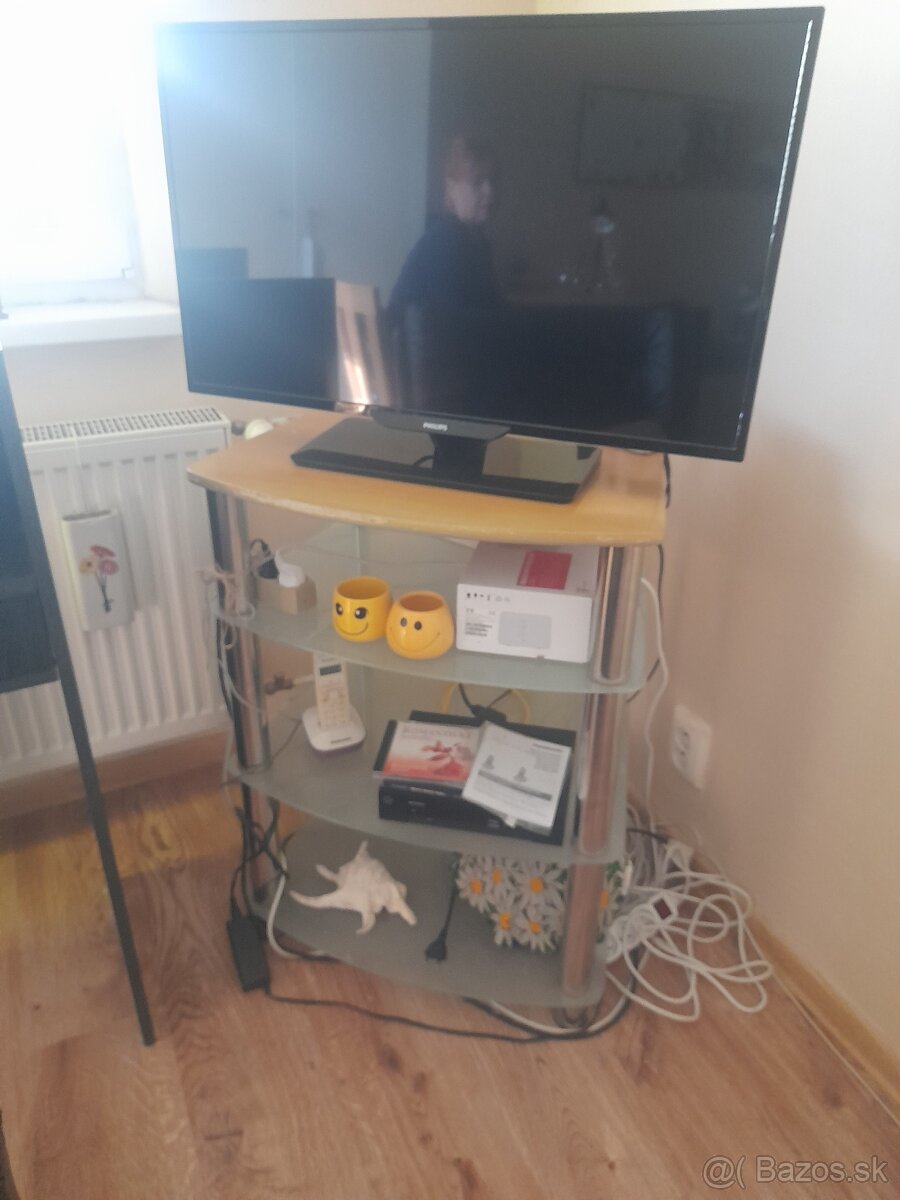 Darujem stolík pod TV