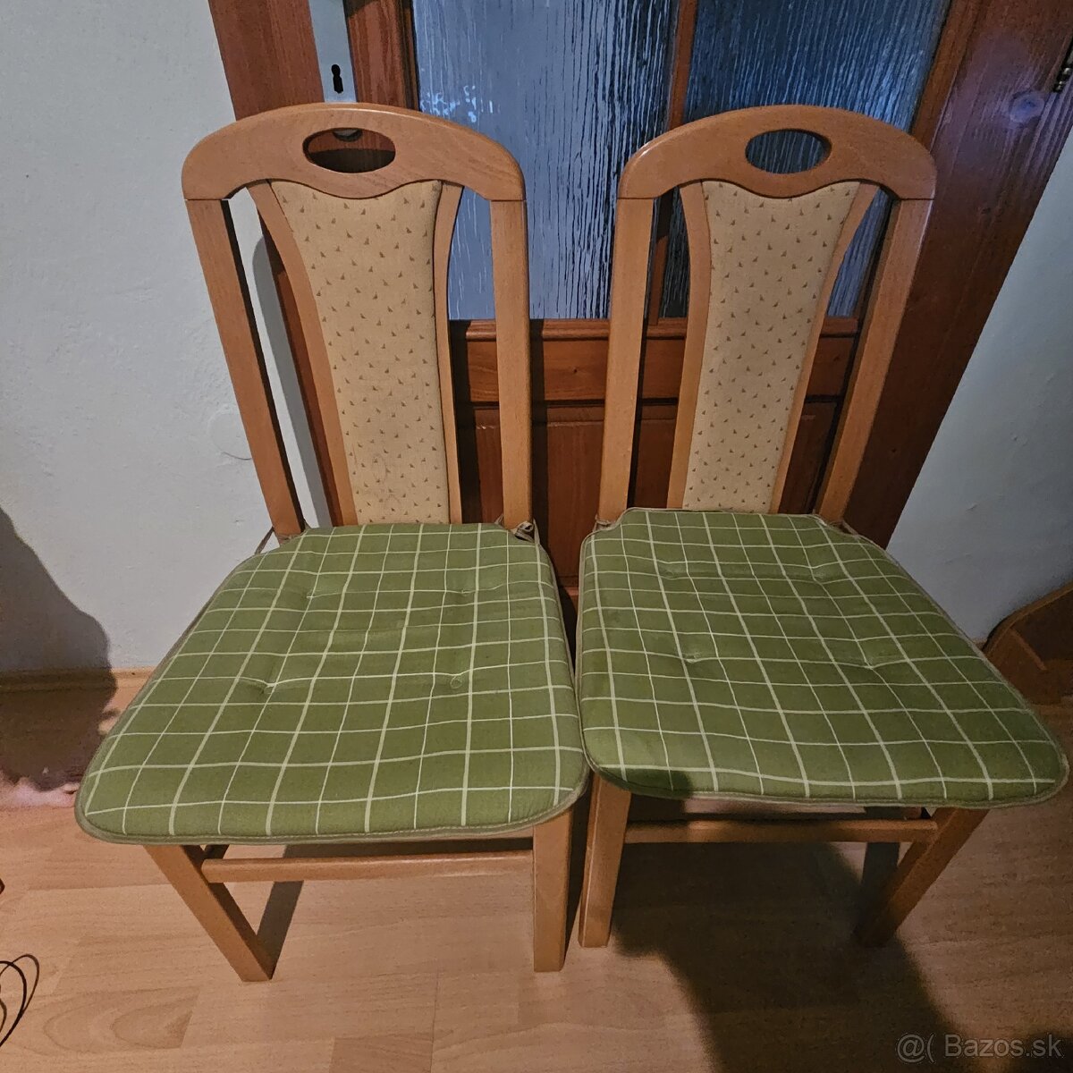 Stôl a 4 stoličky