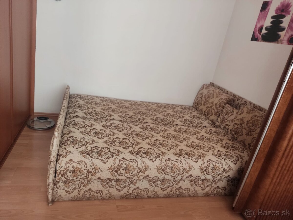 Manželská posteľ s úložným priestorom