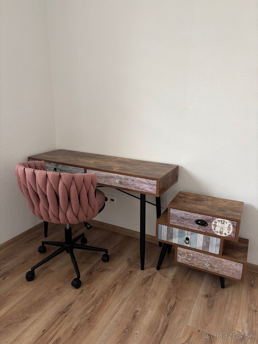 Pracovný stôl, ozdobná minikomoda a pracovné kreslo