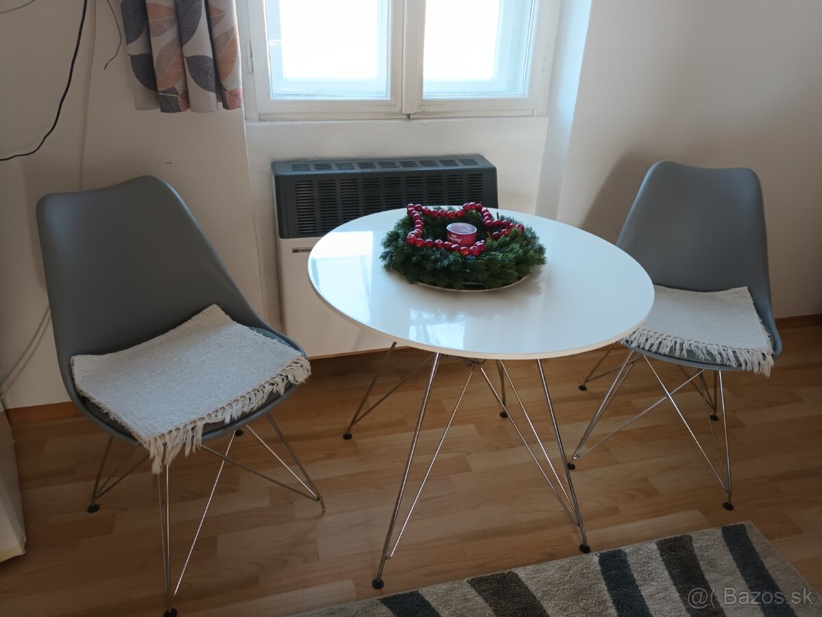 Stôl a stoličky