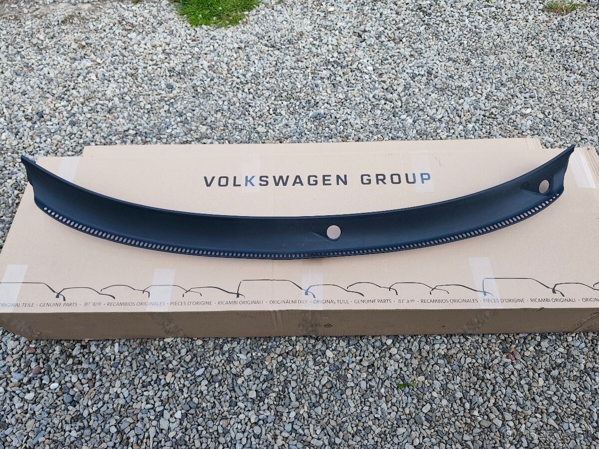 Plast pod stierače Passat B5.5 a Superb
