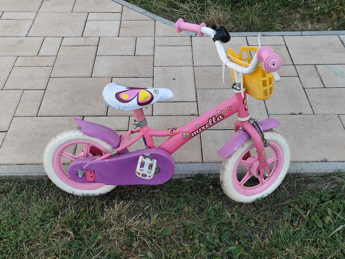 Detsky bicykel s pomocnymi kolieskami