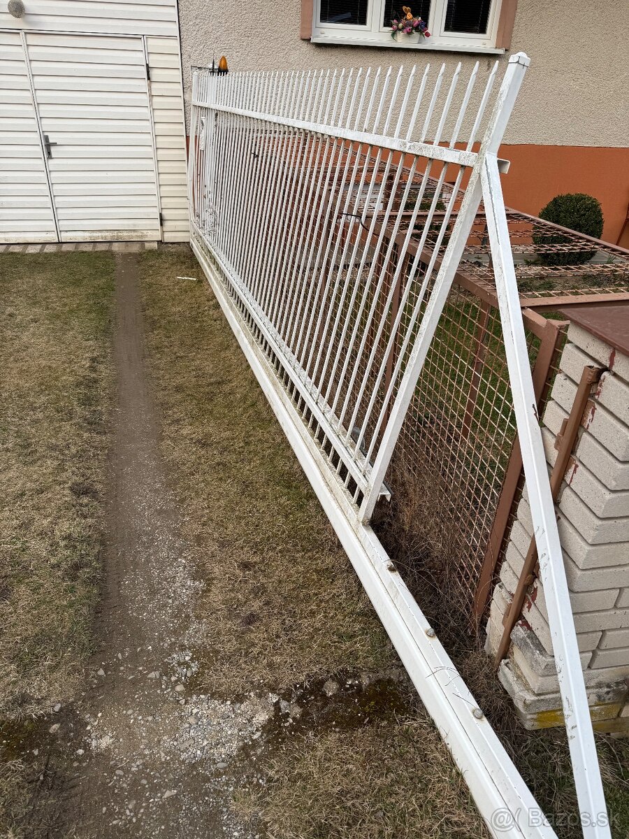 Posuvná brána