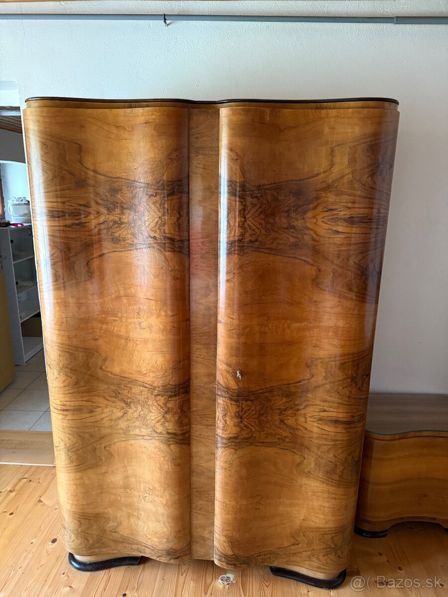 Predám masívny starožitný nábytok