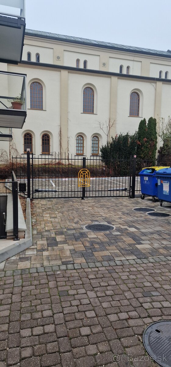 NA PRENÁJOM : Parkovacie státie priamo v centre mesta.