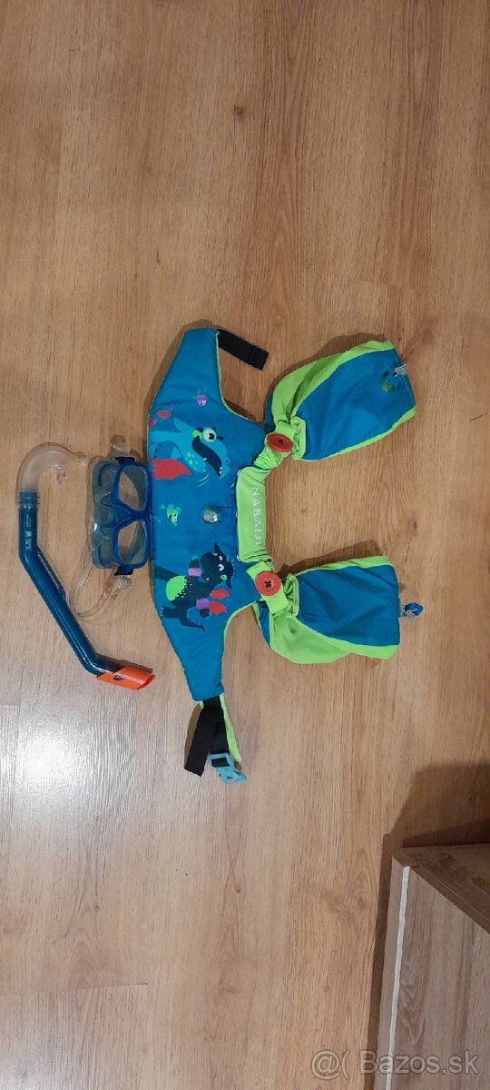 Plávacia vesta s rukavnikmi a okuliare na šnorchlovanie