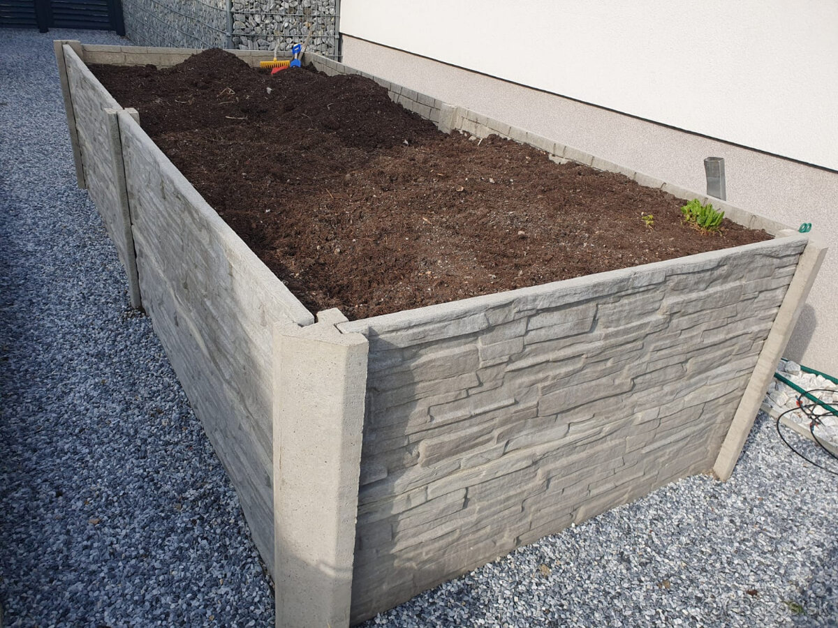 vyvysene ZAHONY, kvetinace a betonove stlpiky