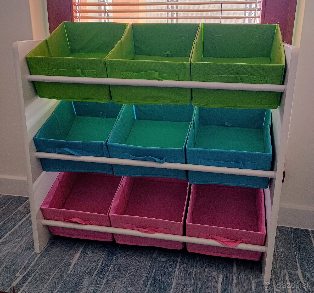 Regál do detskej izby s textilnými boxami