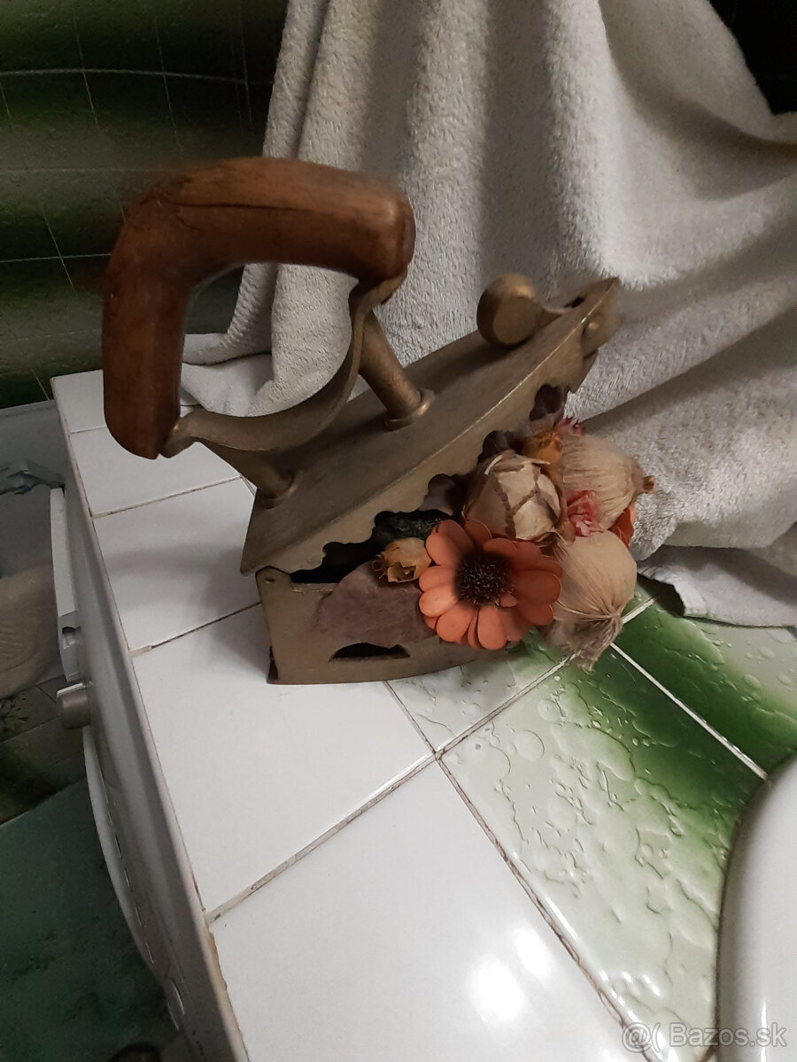 Stará žehlička na uhlie - ako zo zlata, vyčistená