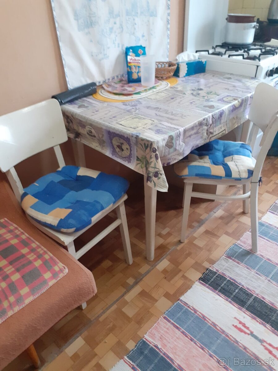 Jedálenský stôl a 2 stoličky