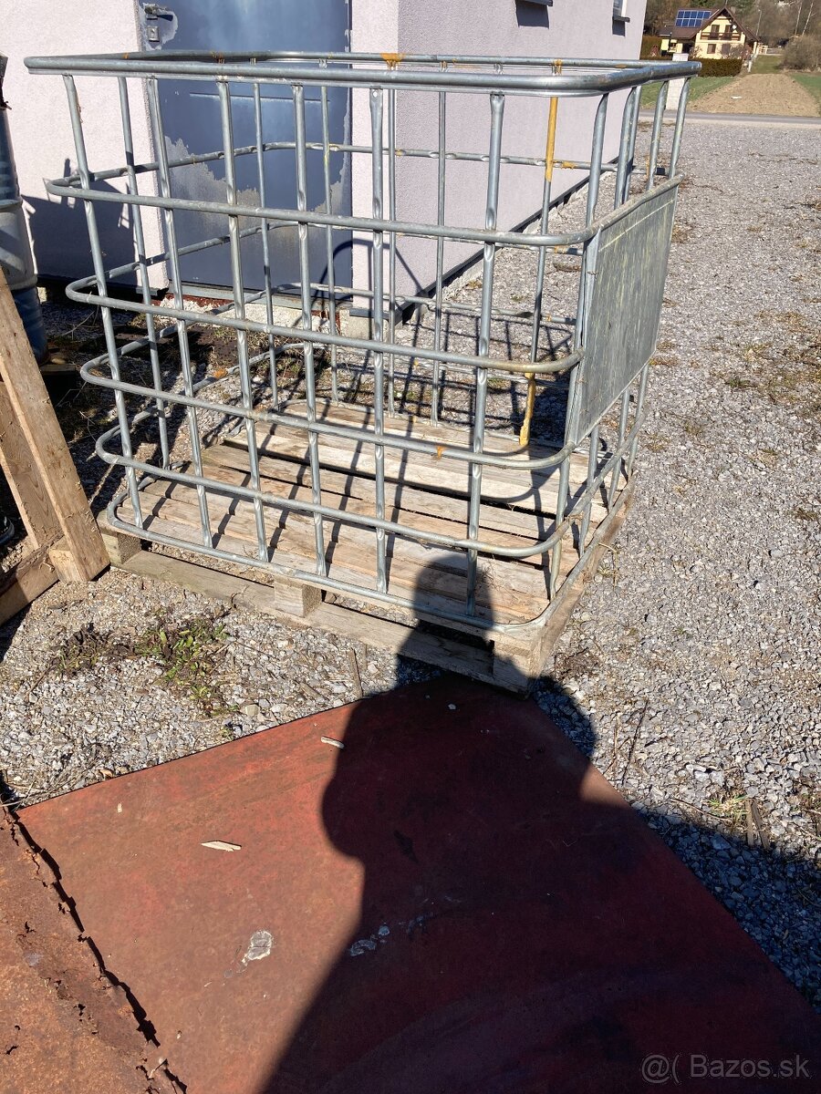 Ibc kontainer kos na palivove drevo.