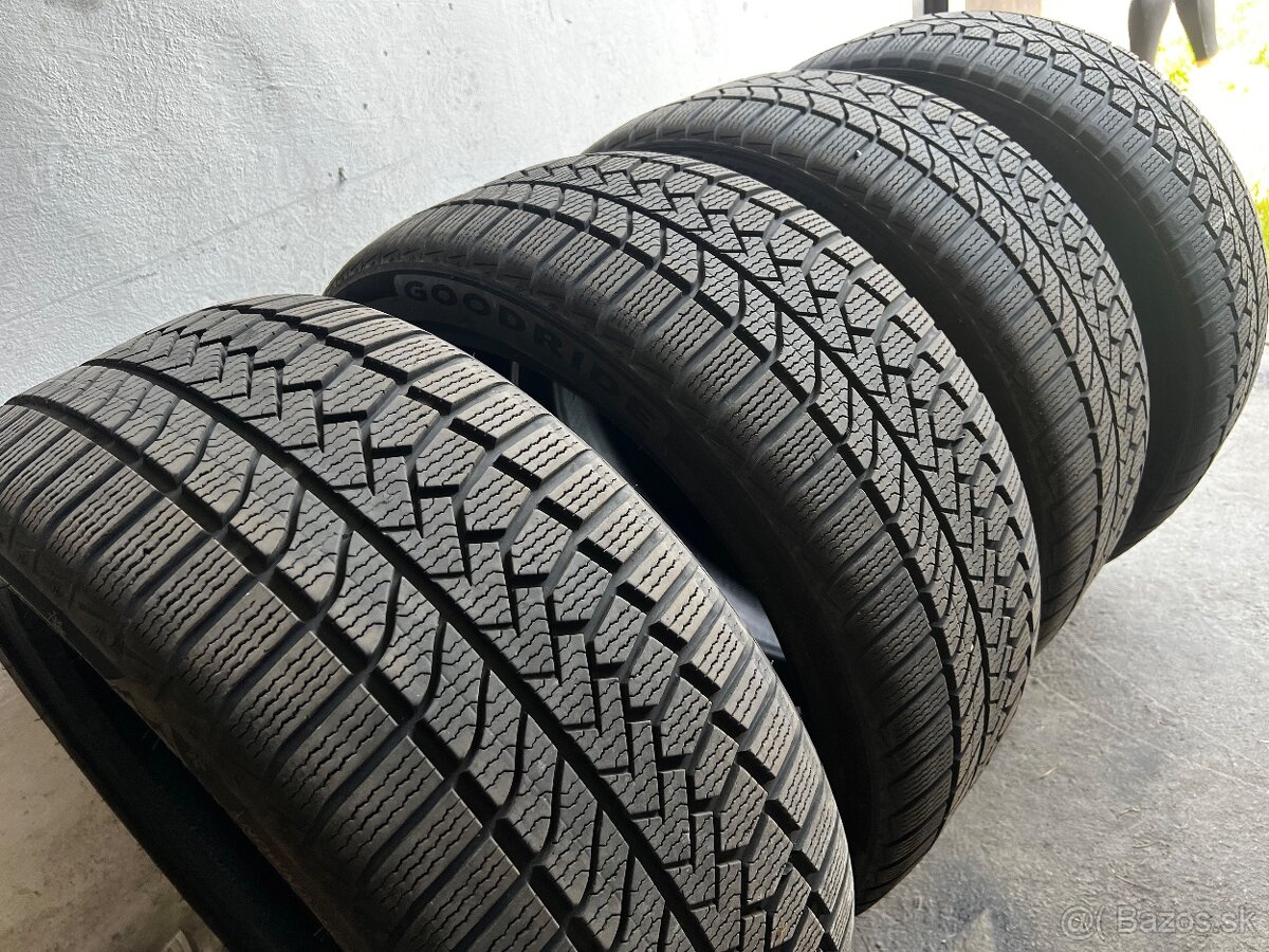 235/40 R19 GoodRide Zimné
