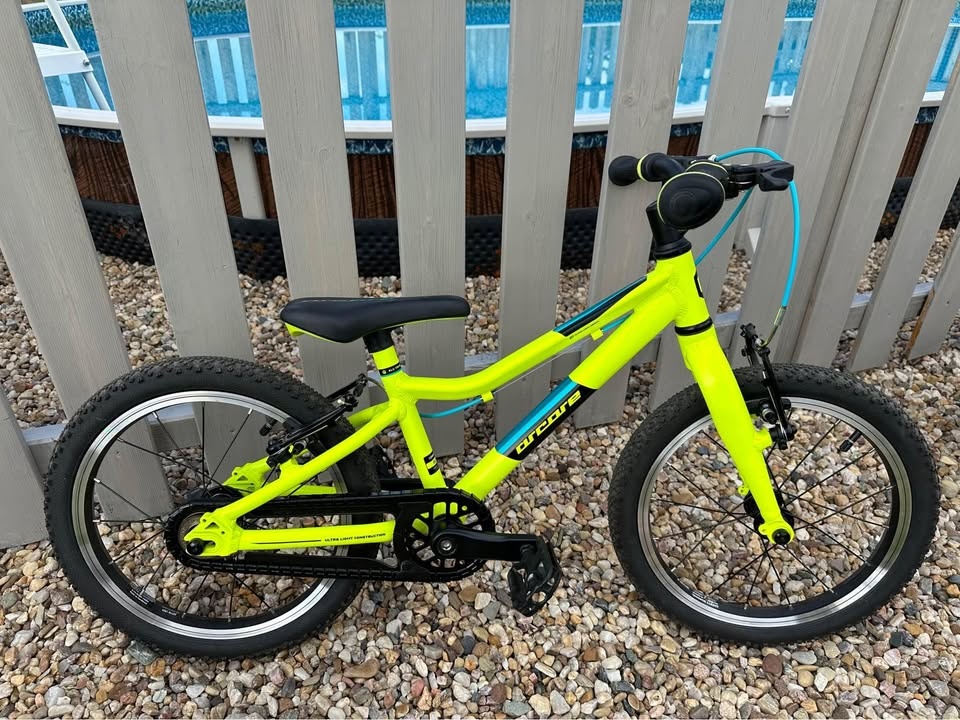 Predám takmer nejazdený super ľahký 16" detský bicykel