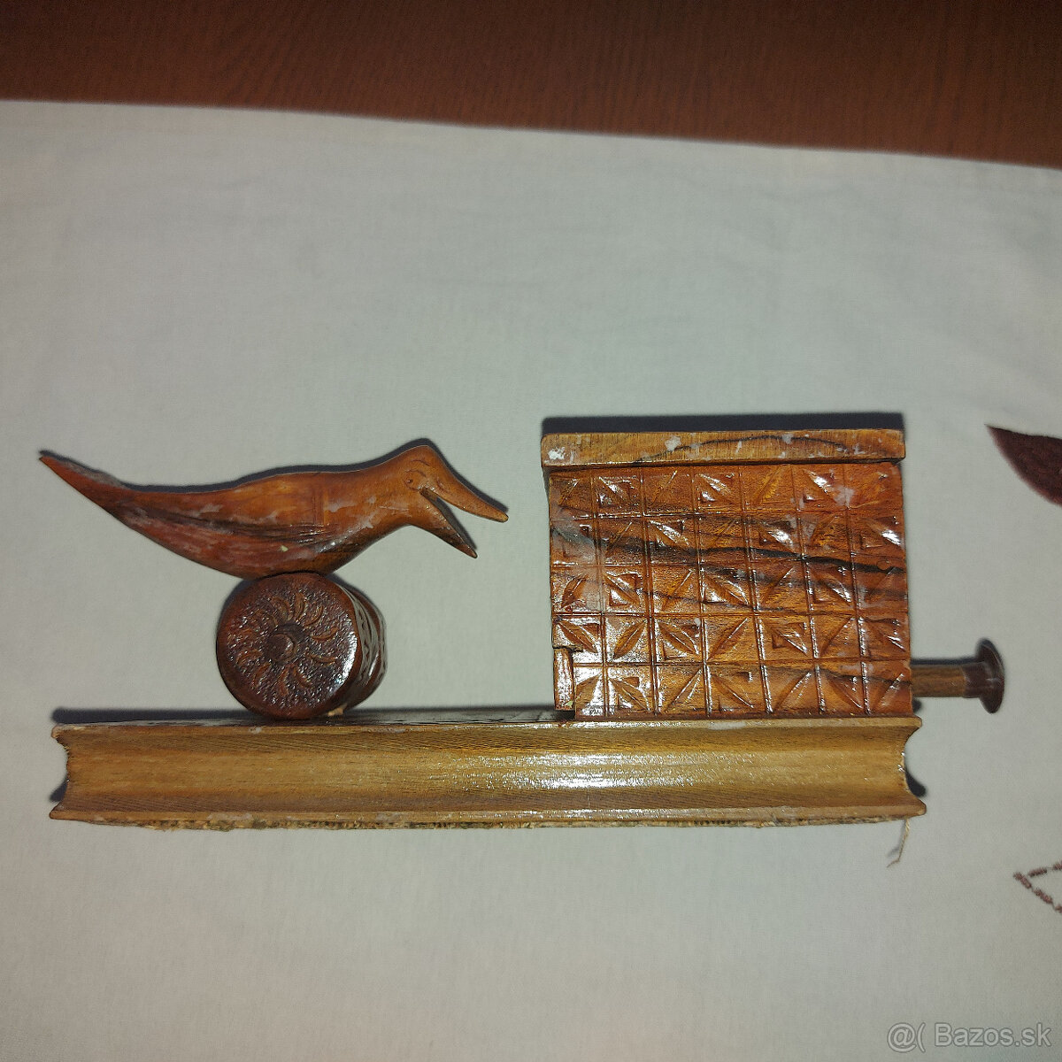 Stará drevená krabička s vtáčikom