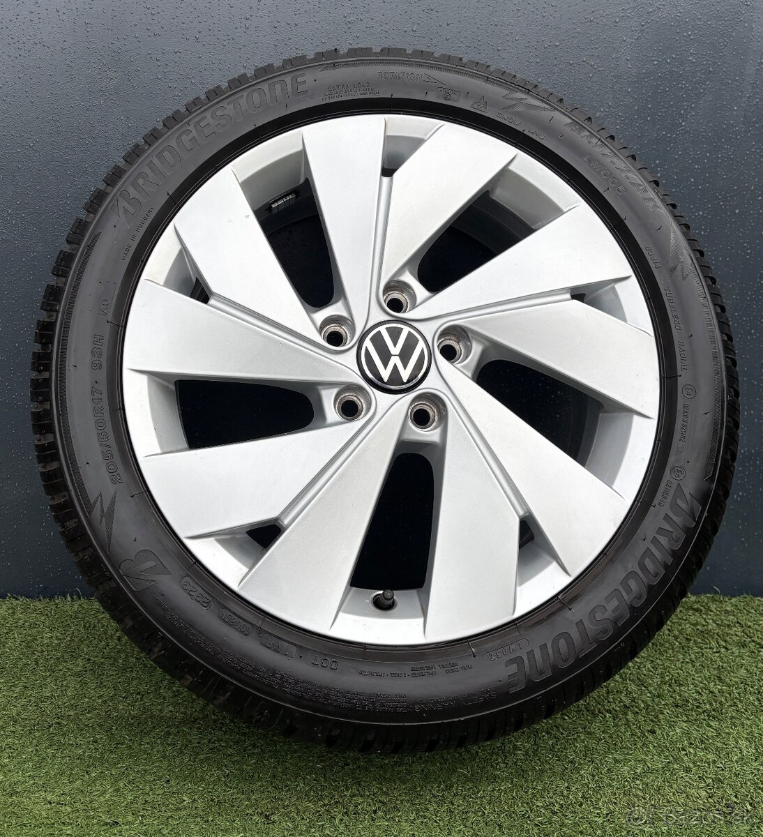 Originální Alu kola VW Golf 205/50/17 7mm DOT23