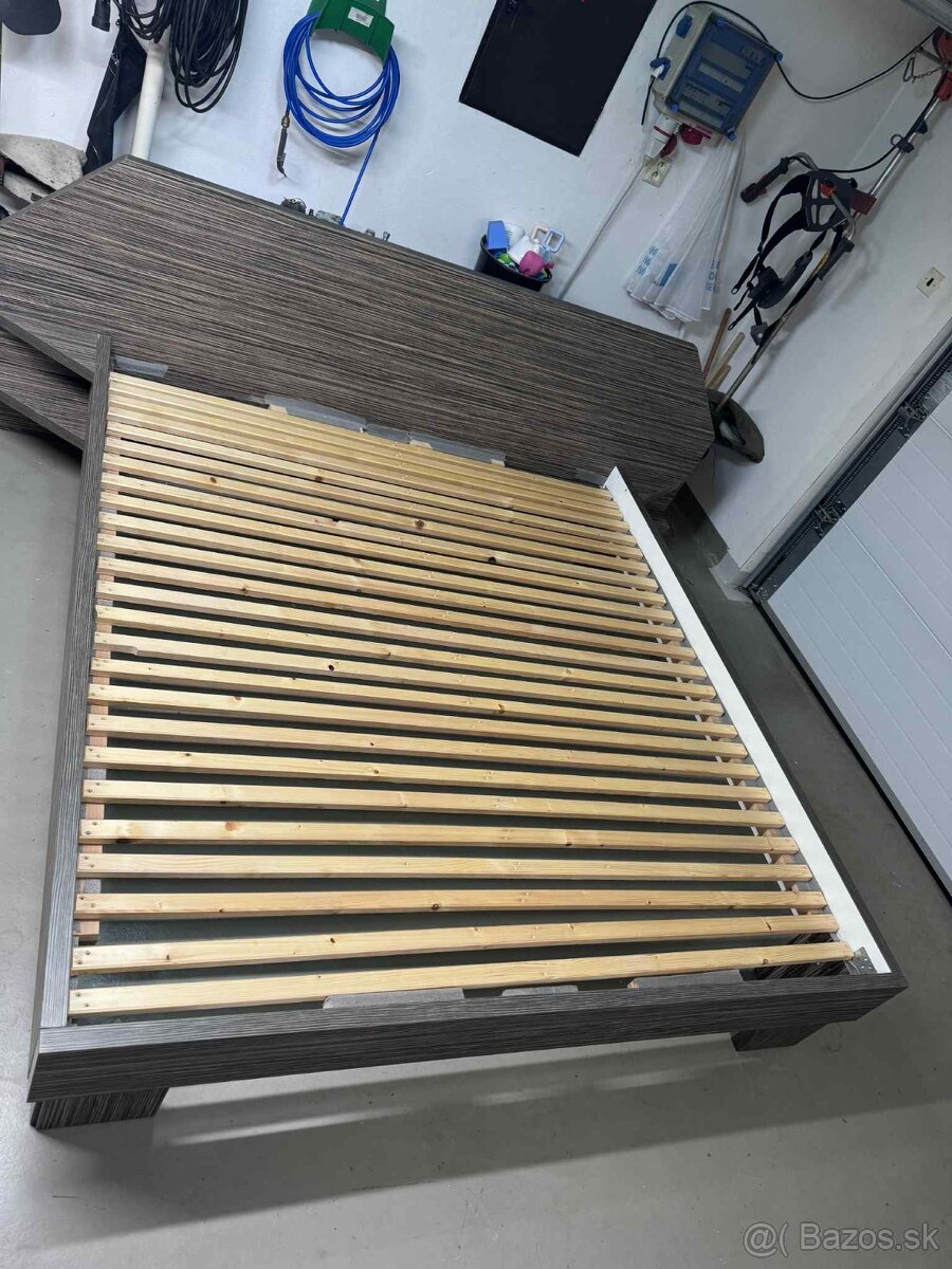 Manželská posteľ 180x200 cm