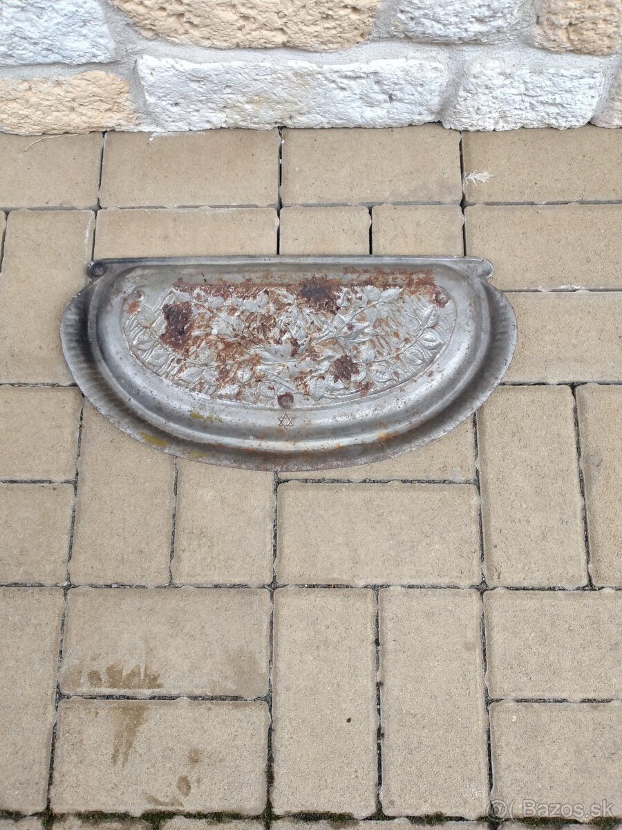 Starozitna tacka pred kachle zo zidovskou hviezdou