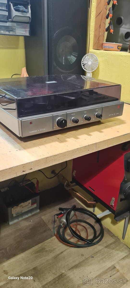 Gramofon tesla NZC 041 DE LUXE