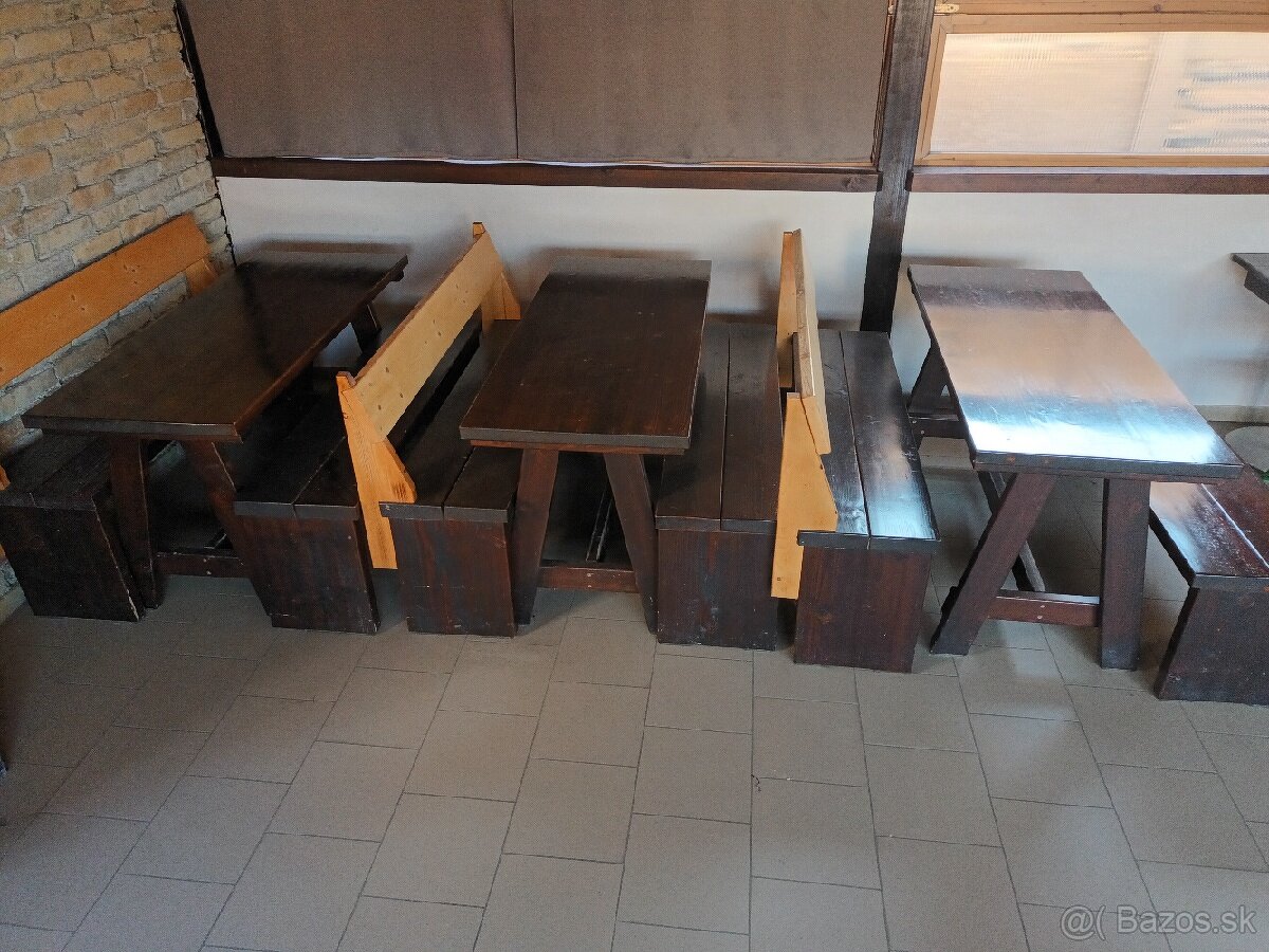 Masívny stôl a lavice