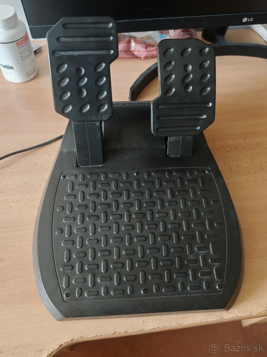 Predám volant Thrustmaster TMX Force Feedback